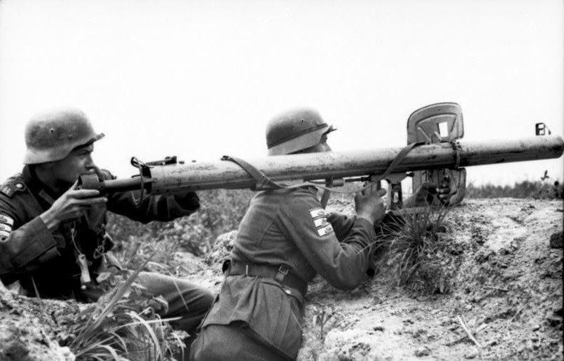 Archivo:Bundesarchiv Bild 101I-734-0013-11, Russland-Nord, Soldaten mit Raketen-Panzer-Büchse.jpg