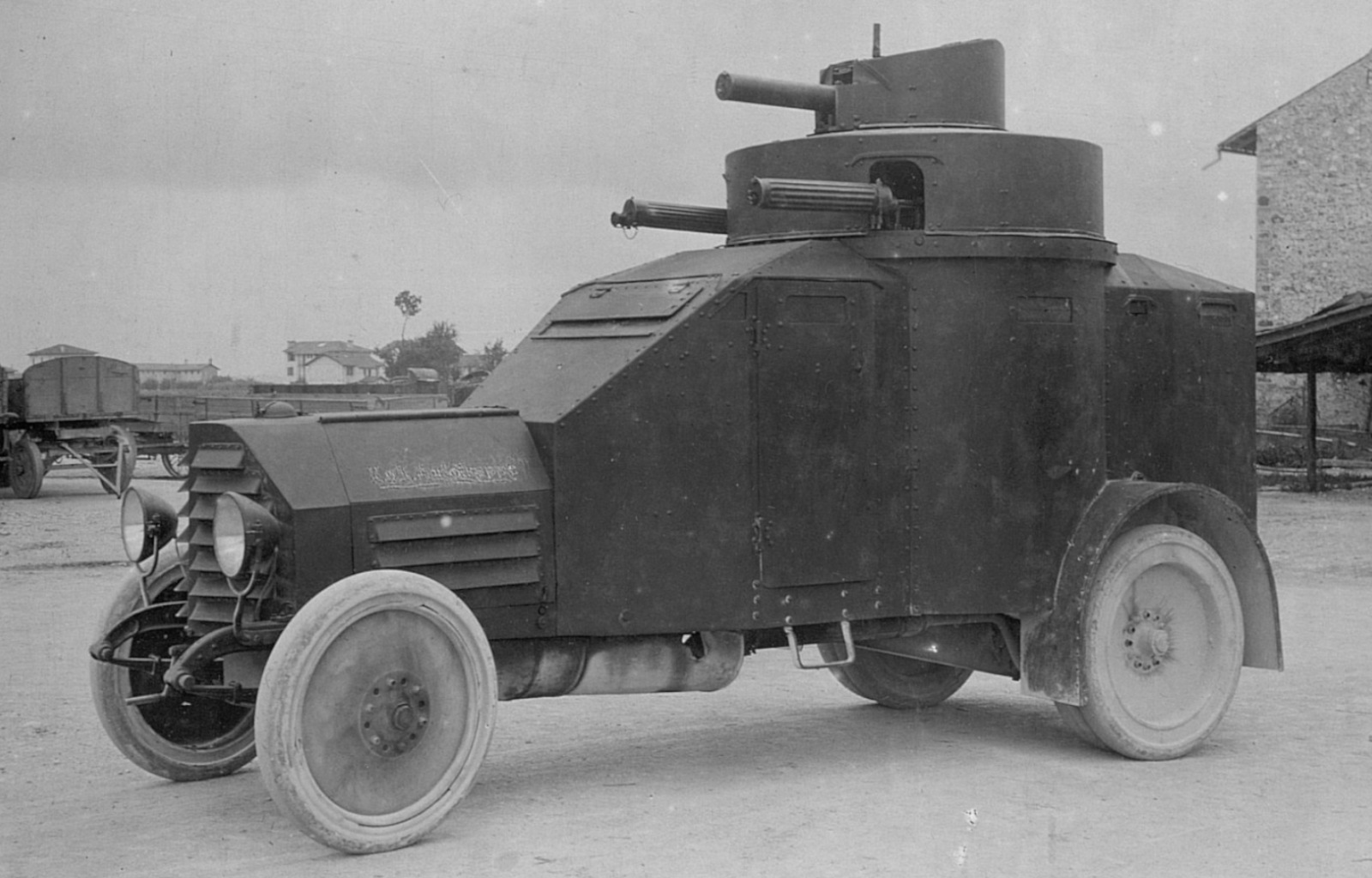 Archivo:Reservat Erbeutetes ital.Panzerauto J.F.Lanzia 6.8.18. (BildID ...