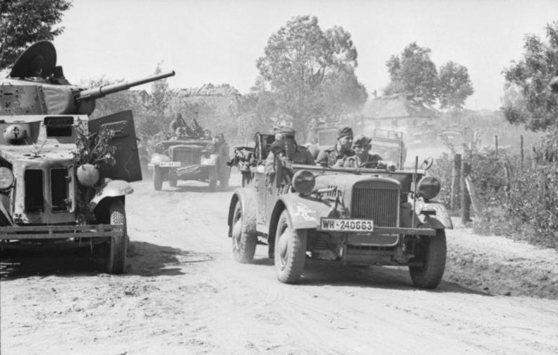 Archivo:Bundesarchiv Bild 101I-186-0199-07A, Russland, motorisierte Truppen, russischer Panzerwagen BA10.jpg