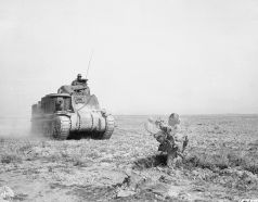 Un tanque M3 Lee de la 1.ª División Blindada estadounidense avanzando para apoyar las fuerzas americanas durante la batalla en el Paso de Kasserine.