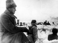 Teniente general K.K. Rokossovski, comandante del Frente del Don, en una posición de combate en la región de Stalingrado, 1942.
