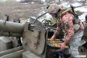 Miembros de la Defensa Territorial cargando munición en el cañón S-60.