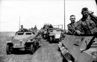 Bundesarchiv Bild 101I-748-0100A-17, Russland, Schützenpanzer Division Großdeutschland.jpg