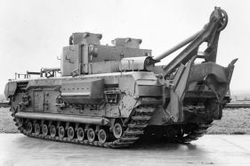 Vista trasera de un Churchill ARV Mk.II mostrando la pala y el brazo de grúa fijo.