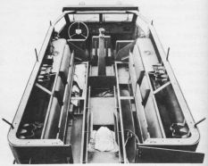 Interior de un M5 Half-track con los compartimentos de almacenamiento abiertos.