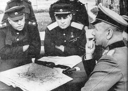 Mariscal Vasilevski (izq.) interrogando junto al general Iván Cherniajovski al teniente general alemán Alfons Hitter, capturado en 1944.