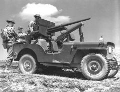 Soldados del 3.er Regimiento de Infantería estadounidense con un cañón M3 montado en un Jeep.