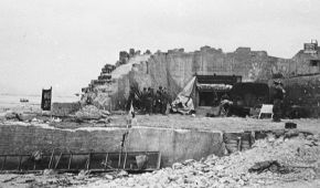 Restos de la casamata de flanqueo tipo R669 del cañón anticarro 8,8 cm PaK 43/41 en el punto fuerte Wn 33, en La Rivière, en el extremo oriental de King, playa Gold.