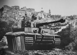 Un Tiger I del Batallón Panzer Pesado 504, asignado a la Pz.Div. Hermann Göring, cerca del pueblo de Ragusa Ibla, Sicilia, 1943.