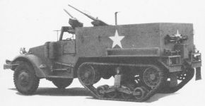Parte trasera de un M2 equipado con un trípode para la ametralladora pesada.