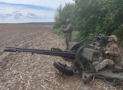 Miembros de la 117.ª Brigada de Defensa Territorial de Ucrania con un ZU-23-2 en mayo de 2024.