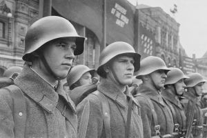 1280px-Soldaten rote armee.jpg