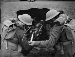 Tropas británicas entrenando con un 25 mm SA-L 34 en noviembre de 1939.