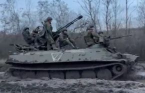 Un ZU-23-2 sobre un blindado MT-LB ruso durante la Guerra de Ucrania.