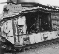 En este Char B1 bis, destruido por sus propios tripulantes mediante una carga interna durante la Batalla de Francia de 1940, podemos ver una de las columnas de suspensión.
