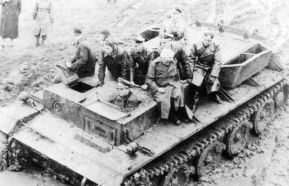 Albert Speer en el puesto de conductor durante las pruebas del prototipo VK 36.01 (H) en noviembre de 1942.
