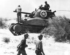 Un M4A1 Sherman del 7.º Ejército de Estados Unidos desembarcado en Red Beach 2 el 10 de julio de 1943, durante la Invasión de Sicilia.