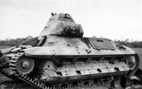 FCM 36 número 30009 "Le Terrible" del 7.º BCC abandonado con varios impactos en su armadura.
