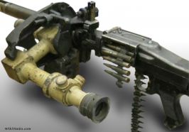 Mira KZF 2 acoplada junto a una ametralladora MG 34 en una de las piezas internas del soporte esférico Kugelblende.