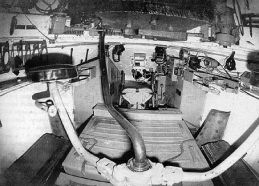 Interior de un tanque de la serie IS, desde el centro del compartimento de combate se ve al fondo la posición del conductor.