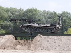 Un Biber alemán pasando sobre su propio puente después de haberlo colocado previamente en el Día de las Fuerzas Armadas de Alemania de 2018.