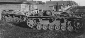 Un StuG Ausf. D (cañón corto) del StuGAbt 189 junto a un Ausf. F (cañón largo) de la misma unidad.