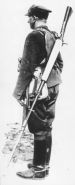 Soldado polaco con el fusil anticarro wz.35 a la espalda.