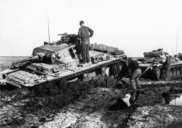 Carros de combate alemanes Panzer III y Panzer II atrapados en el barro del Frente Oriental, posiblemente también en el otoño de 1941.
