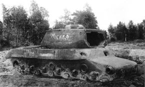 Esqueleto de un IS-2 Mod. 1943 usado como blanco en pruebas de resistencia.