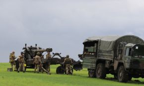 Un obús FH70 con camión de transporte MAN KAT1 de la 44.ª Brigada de Artillería en octubre de 2022.