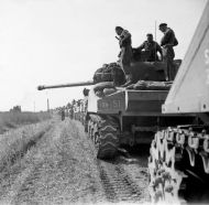 Tanque Sherman Firefly de la 1.ª División Blindada Polaca con la marca PL durante la Batalla de Normandía.