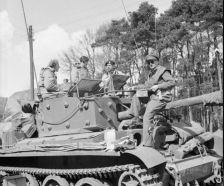 Un Cromwell Command de la plana mayor de la 22.ª Brigada Blindada, 7.ª División Blindada Británica, 7 de abril de 1945.