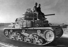 Norte de África, 1942, un Carro Armato italiano con latas de gasolina alemanas.