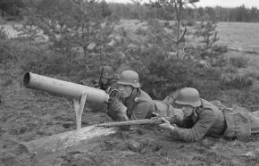 Tropas finlandesas probando un lanzador Ampulomet en 1941.
