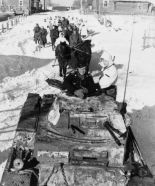Un Pz.II durante las operaciones invernales en el Frente del Este con su caja de almacenamiento del lado derecho perforada por disparos de armas ligeras o metralla de artillería.
