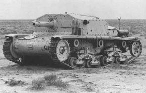 Semovente da 75/18 M.41 desplegado en África con varios cartuchos de munición sobre el guardabarros.