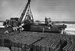 Abril de 1944, recipientes de combustible Jerrycan británicos en preparación para los desembarcos aliados en Normandía.