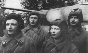 Tripulación de Lavrinenko delante de su tanque T-34-76, 1 de octubre de 1941.