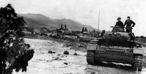 Una columna de Panzer III alemanes avanzando a través del terreno rocoso del centro de Túnez.