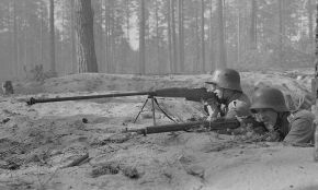 Equipo anticarro finlandés con un wz.35 polaco en julio de 1942.