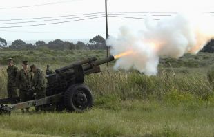 M101-105mm-howitzer-camp-pendleton-20050326.jpg