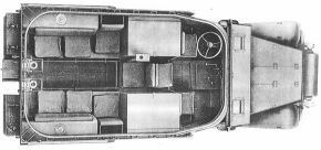 Interior del compartimento de un M2 en el que se pueden ver 10 asientos, 3 en la cabina de conducción y 7 en el compartimento de pasajeros.