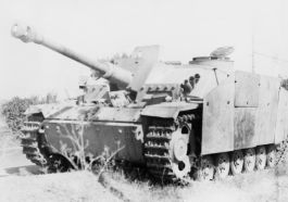 Un StuG III Ausf. G con la cúpula de comandante abierta, equipado con lanzafumígenos Nebelwurfgerät y con faldones blindados.