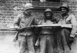 Soldados estadounidenses examinan un Fucile controcarro 35(P) capturado en Italia, 1943.