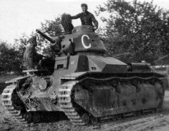 El carro D2 apodado "Denain" (número de serie 2066) de la 345.ª CACC, abandonado por los franceses y reparado por los alemanes.