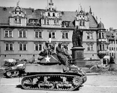 Tanques ligeros M5 de la Compañía D del 761.º Batallón de Tanques del Ejército de Estados Unidos en Coburg, Alemania. Abril de 1945.