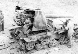 Semovente da 90/53 inspeccionado por soldados estadounidenses en Sicilia.