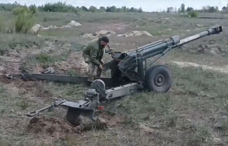 Archivo:2B16 gun-howitzer-mortar 3 captured.jpg
