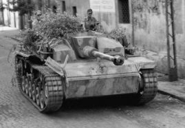 Un StuG III Ausf. F/8 en servicio con la División Fallschirm-Panzer 1 "Hermann Göring" durante la Batalla de Sicilia. Esta unidad de élite de la Luftwaffe tenía un fuerte destacamento de Sturmgeschütze.