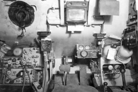 Puestos del operador de radio y ametralladora (izquierda) y del conductor (derecha), en la parte frontal de un KV-1 Mod. 1941. A diferencia de los tanques con transmisión delantera, aquí no había ningún elemento mecánico que separara a ambos tripulantes.